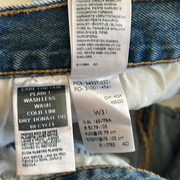 Levi's Women's 501 Original Shorts Distressed,   Blue, size 31, NWT - Picture 9 of 9